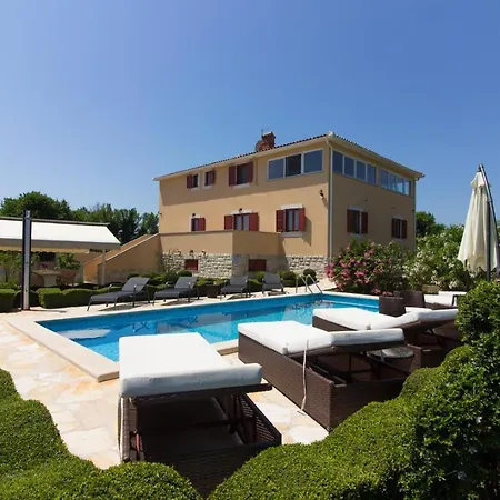 Beautiful Divina With Large Pool, Sauna & Hydrommassage Near Pula, High Level Of Privacy