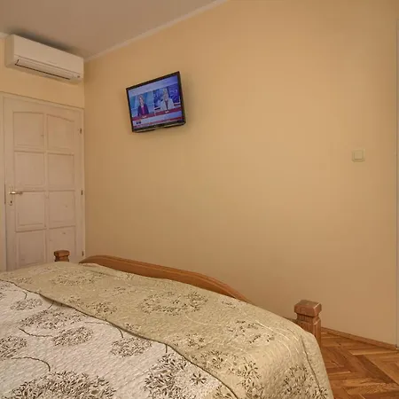 Beautiful Divina With Large Pool, Sauna & Hydrommassage Near Pula, High Level Of Privacy Villa