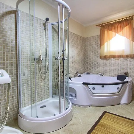 Villa Beautiful Divina With Large Pool, Sauna & Hydrommassage Near Pula, High Level Of Privacy Šišan