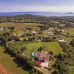 Beautiful Divina With Large Pool, Sauna & Hydrommassage Near Pula, High Level Of Privacy Villa