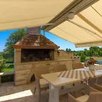 Villa Beautiful Divina With Large Pool, Sauna & Hydrommassage Near Pula, High Level Of Privacy Šišan