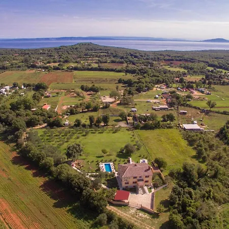 Beautiful Divina With Large Pool, Sauna & Hydrommassage Near Pula, High Level Of Privacy Villa