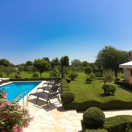 Beautiful Divina With Large Pool, Sauna & Hydrommassage Near Pula, High Level Of Privacy Villa *