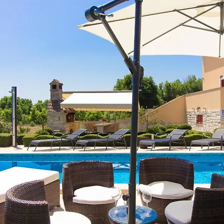 Beautiful Divina With Large Pool, Sauna & Hydrommassage Near Pula, High Level Of Privacy