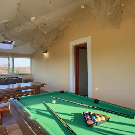 Beautiful Divina With Large Pool, Sauna & Hydrommassage Near Pula, High Level Of Privacy