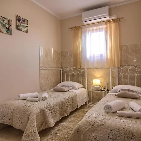 Villa Beautiful Divina With Large Pool, Sauna & Hydrommassage Near Pula, High Level Of Privacy *