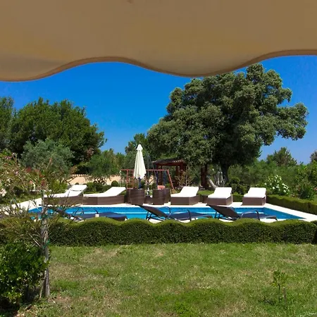 Villa Beautiful Divina With Large Pool, Sauna & Hydrommassage Near Pula, High Level Of Privacy Šišan