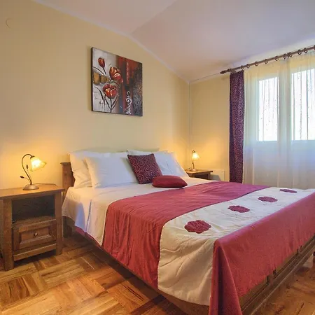 Villa Beautiful Divina With Large Pool, Sauna & Hydrommassage Near Pula, High Level Of Privacy *