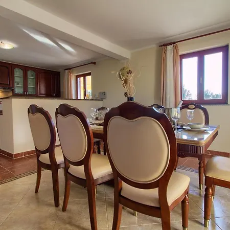 Beautiful Divina With Large Pool, Sauna & Hydrommassage Near Pula, High Level Of Privacy Villa