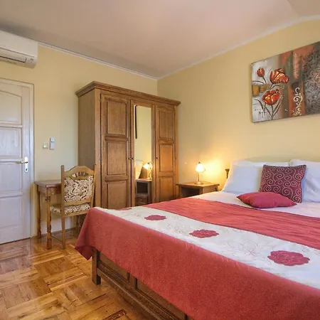 Beautiful Divina With Large Pool, Sauna & Hydrommassage Near Pula, High Level Of Privacy Villa