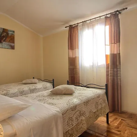Beautiful Divina With Large Pool, Sauna & Hydrommassage Near Pula, High Level Of Privacy Villa