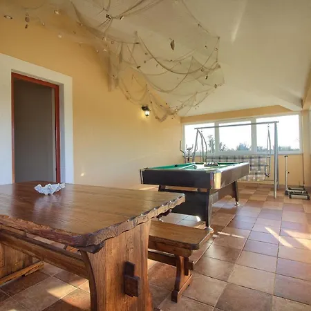 Beautiful Divina With Large Pool, Sauna & Hydrommassage Near Pula, High Level Of Privacy Villa