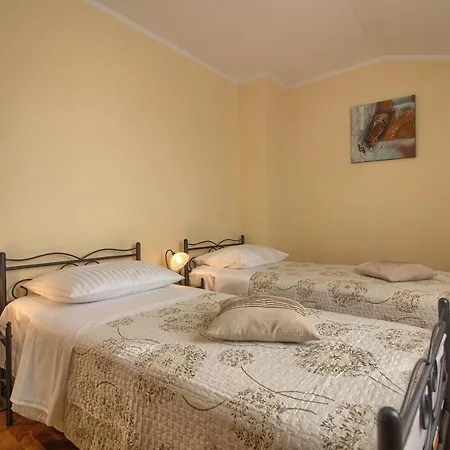 Beautiful Divina With Large Pool, Sauna & Hydrommassage Near Pula, High Level Of Privacy Villa